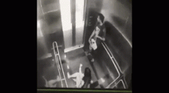 残忍！马来西亚劫匪电梯暴打女子，监控